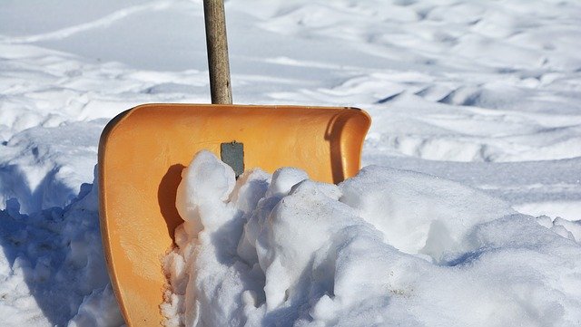 Довольны ли вы уборкой снега в вашем дворе? — новый опрос жителей района